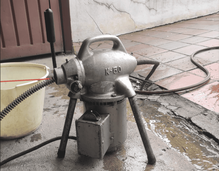Imagen de maquinaria para destape de tuberías y servicios de plomería en Colombia.